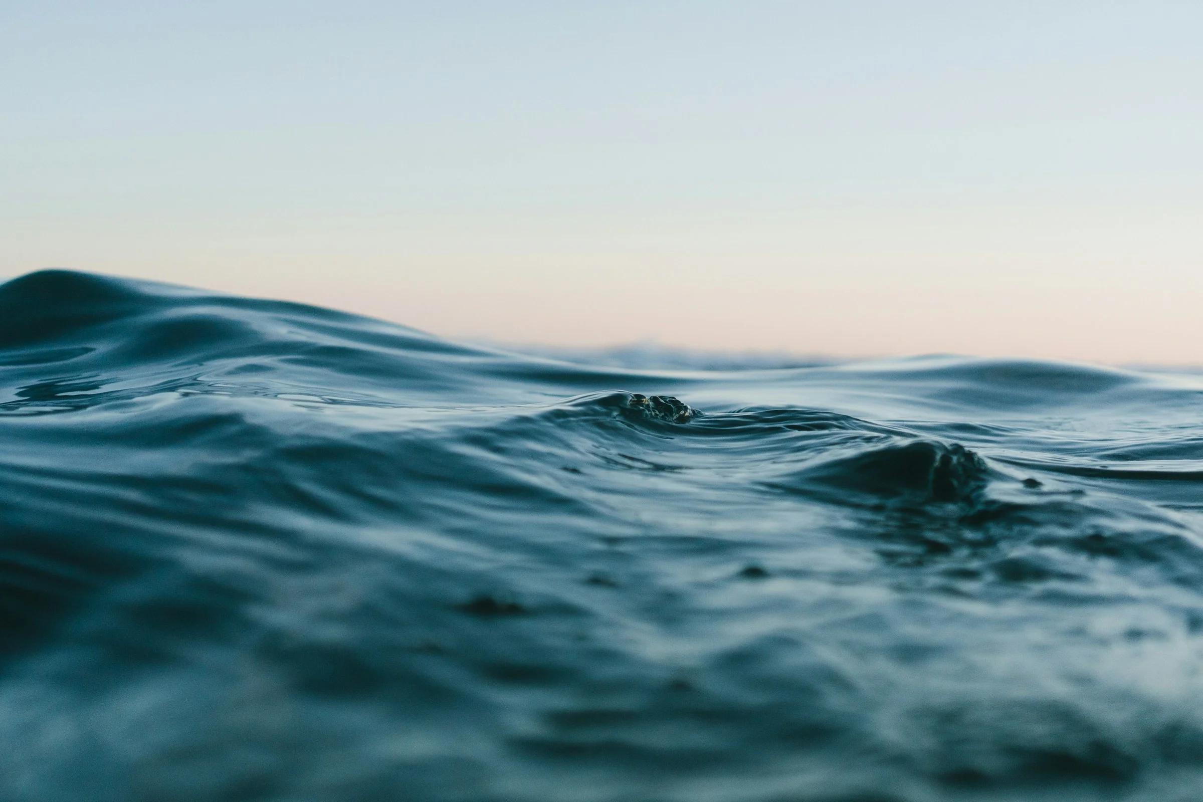 Łagodne fale oceanu widziane z poziomu wody